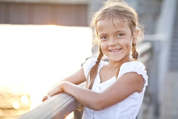 Glückliches junges Mädchen in einer Stadt — Stockfoto