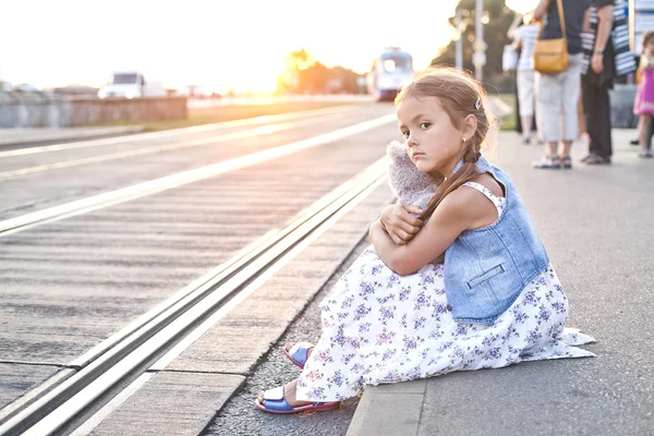 Yalnız kız bir şehir tramvay istasyonu — Stok fotoğraf