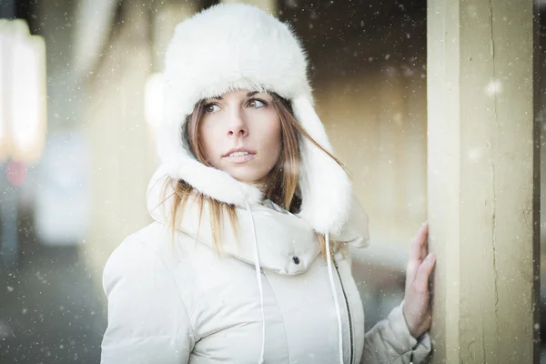 Inverno ragazza in abiti caldi giorno nevoso — Foto Stock