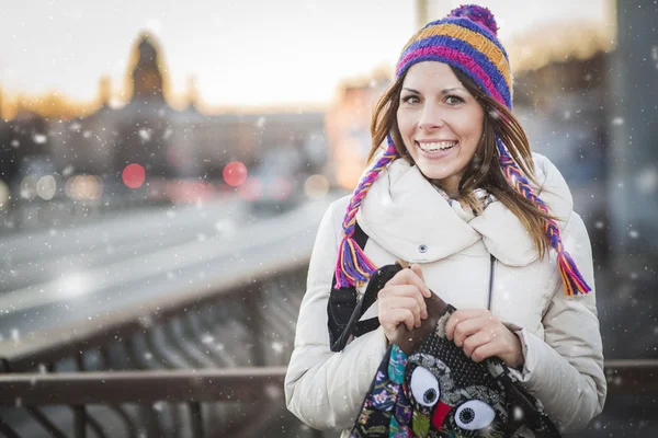 Зимняя женщина в красочной шляпе в городе — стоковое фото