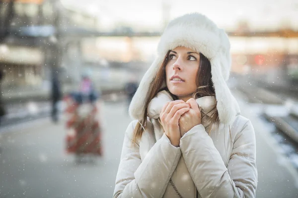 Junge Frau fühlt sich kalt im Wintertag — Stockfoto