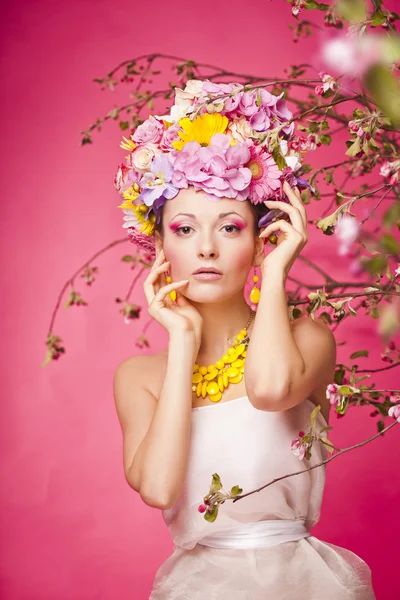 Свежая кожа Девушка с весенними цветами на голове — стоковое фото