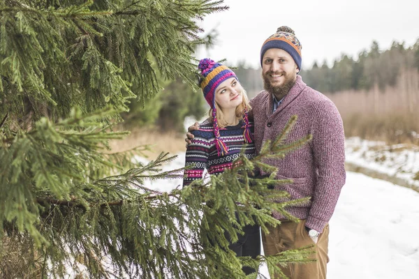 Ungt par kramas i vinter skog — Stockfoto