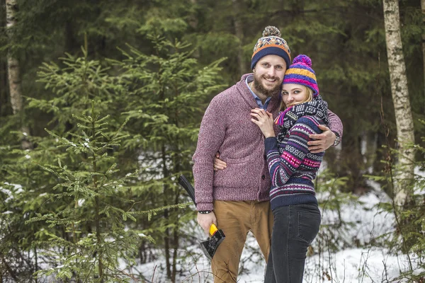 Junges Paar sucht einen Weihnachtsbaum — Stockfoto