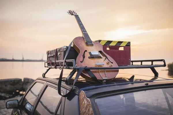 Μουσική οργανική κιθάρα αυτοκίνητο υπαίθρια φόντο — Φωτογραφία Αρχείου