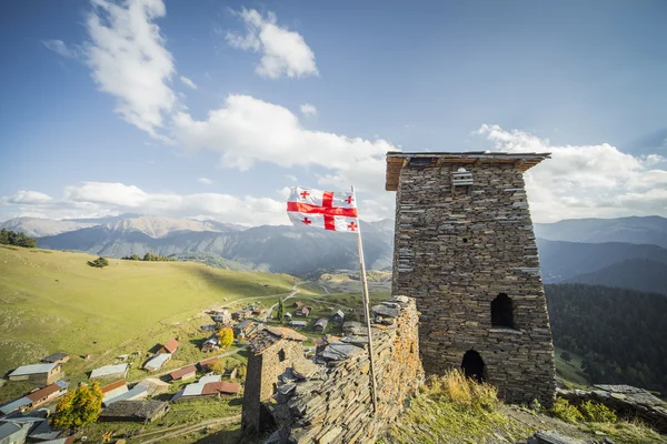 Грузинский флаг горной деревни башни туризма — стоковое фото