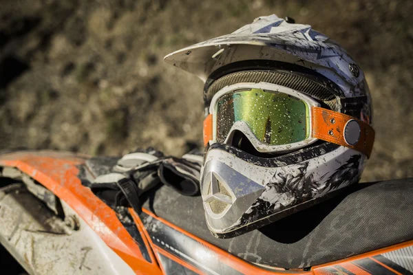 Piszkos motocross bukósisak, szemüveg — Stock Fotó