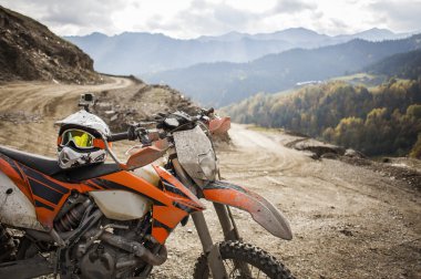 Kirli enduro motosiklet motocross kask yolda