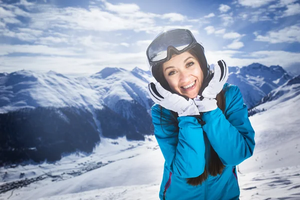 Sorrindo menina azul jaqueta alpes montanha resort — Fotografia de Stock