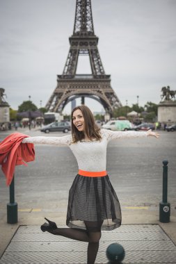 Mutlu genç kadın eifel Kulesi Paris atlar