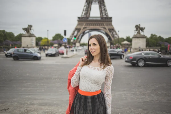 Mladá žena turistické eifel Tower Paříž — Stock fotografie