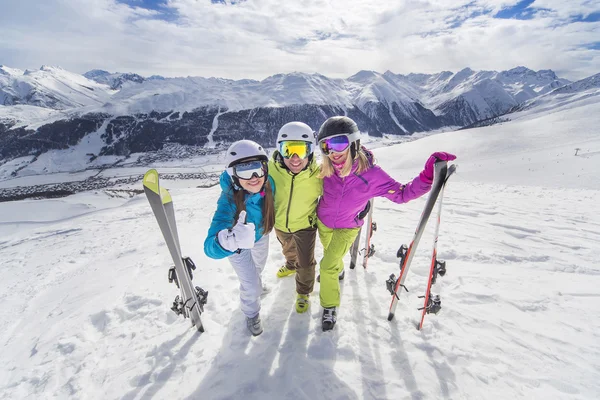 Jovens felizes em jaquetas coloridas ski alps resort — Fotografia de Stock