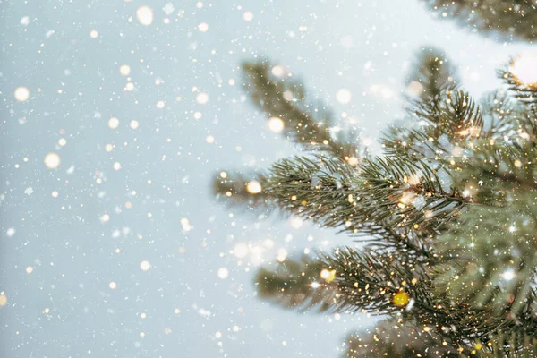 Primer Plano Del Árbol Navidad Con Luz Brillante Copo Nieve — Foto de Stock