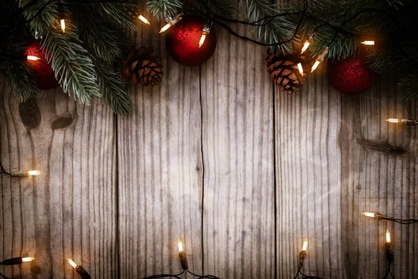 Sfondo Natale Lampadina Luci Natale Foglie Pino Decorazione Tavolo Legno — Foto Stock