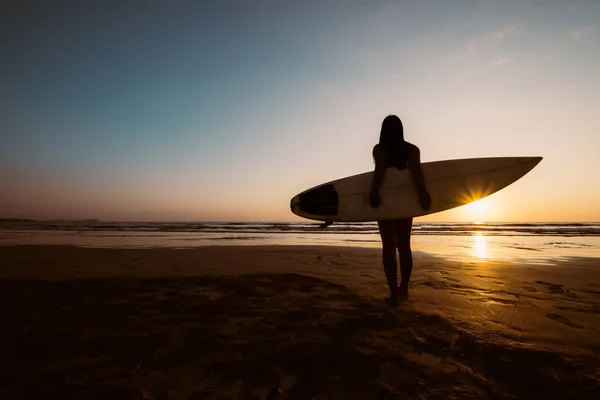 Silueta Hermosa Sexy Surfista Femenina Con Tabla Surf Playa Arena — Foto de Stock