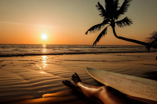 Silhouette Belle Surfeuse Sexy Avec Planche Surf Sur Plage Sable — Photo