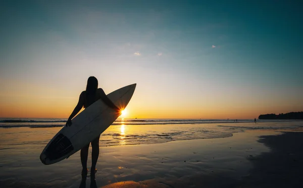 Silhouet Van Mooie Sexy Surfer Vrouw Met Surfplank Het Zandstrand — Stockfoto
