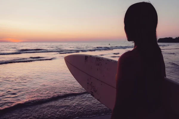 Silueta Hermosa Sexy Surfista Femenina Con Tabla Surf Playa Arena — Foto de Stock