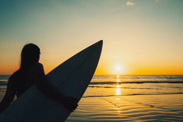 Silhouet Van Mooie Sexy Surfer Vrouw Met Surfplank Het Zandstrand Rechtenvrije Stockfoto's