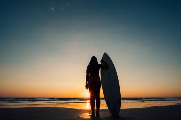 Silhouet Van Mooie Sexy Surfer Vrouw Met Surfplank Het Zandstrand Rechtenvrije Stockafbeeldingen