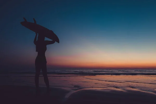 Silhouet Van Mooie Sexy Surfer Vrouw Met Surfplank Het Zandstrand Rechtenvrije Stockafbeeldingen