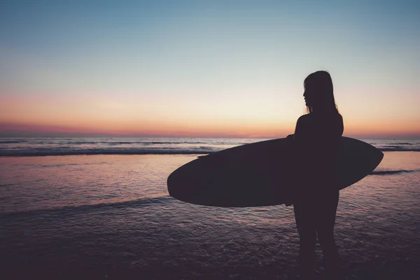 Silhouet Van Mooie Sexy Surfer Vrouw Met Surfplank Het Zandstrand Stockfoto