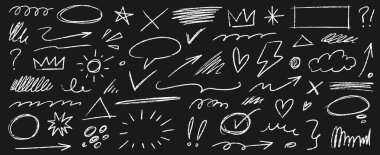 Çizgi çizilmiş ok seti. Tebeşir çizgisi soyut ok ile el çizimi taç, kalp, bulut ve grunge çizim dokusunda altı çizili fırça darbesi öğesi. Boya kalemi çizimi fırça darbesi vektör çizimi