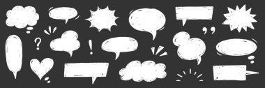 Konuşma tebeşir balonu seti. Konuşma karalaması çizimi tahtaya çizildi. Klasik okul tahtasındaki balon bulutlu metin çerçeveli karikatür çizgi roman diyaloğu. Vektör illüstrasyonu