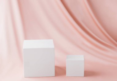 Pembe ipek arkaplanda yayalar beyaz