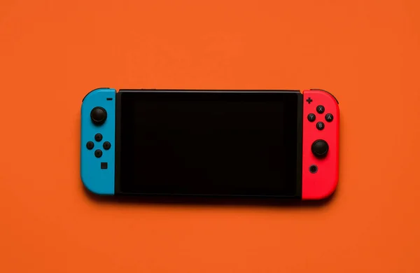 Nintendo Switch Sobre Fondo Naranja Editorial — Foto de Stock
