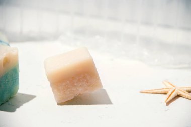 Beyaz arka planda doğal ev yapımı sabun ve deniz dekoru..