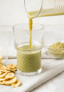 Gri arka planda kibrit çayı. Yemek pişirmek. Sağlıklı kahvaltı kavramı