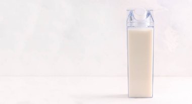 Arka planında süt olan bir şişe hazırla. Uzayı kopyala Pankart