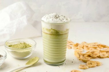 Sağlıklı kahvaltı. Hafif arkaplanda kibrit latte ve meyve cipsi