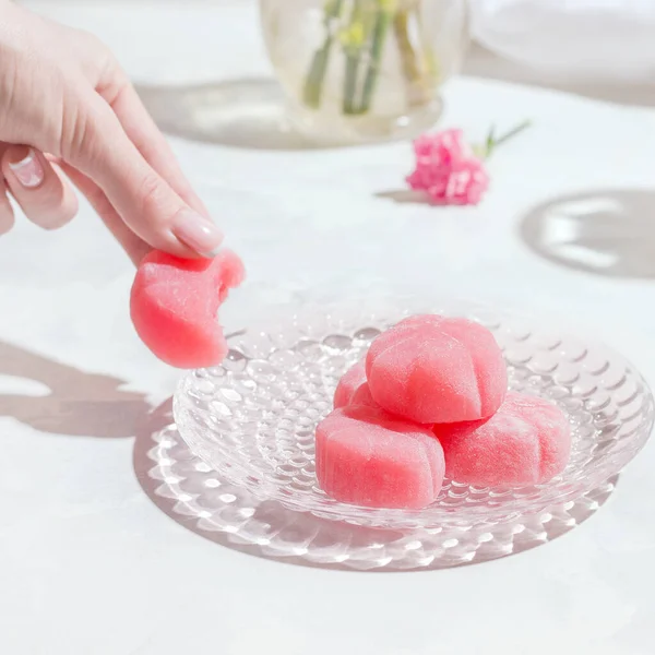 Mochi Rózsaszín Japán Édességek Egy Fehér Asztalon — Stock Fotó