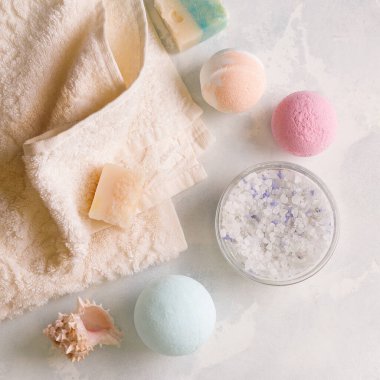 Evde banyo yapmaya hazırsın. Yukarıdan görüntüle