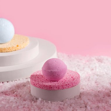 Pembe banyo bombaları tuzlu. Boşluğu kopyala