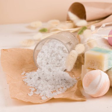 Bardaktaki banyo tuzu beyazdır..