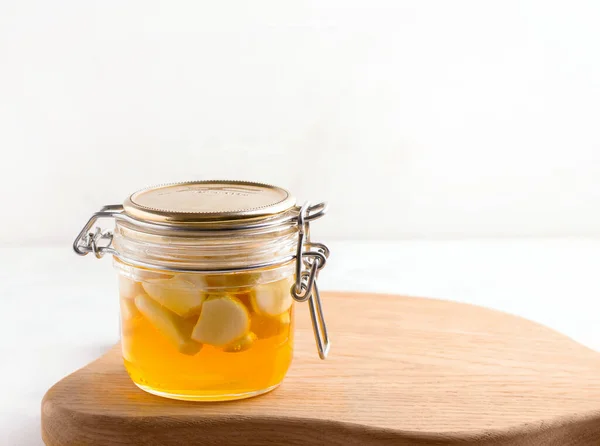 Miel Fermentada Con Ajo Plato Blanco Copiar Espacio —  Fotos de Stock