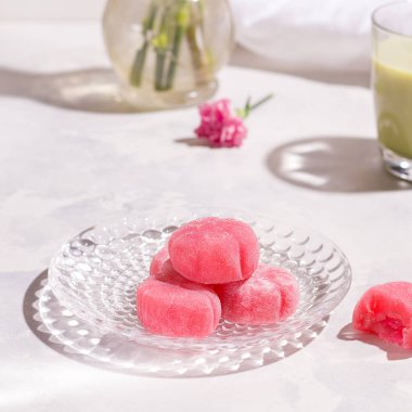 Japon mochi tatlıları gri arka planda pembe tatlı