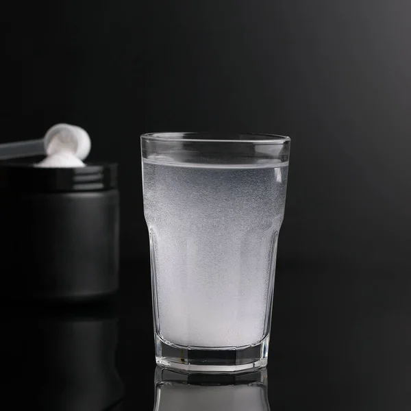 Bardakta suyla sulandırılmış sporla ilgilenen insanlar için kullanışlı bir toz.