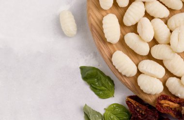 Tahtada gnocchi pişiyor. Gri arkaplan kopyalama alanı
