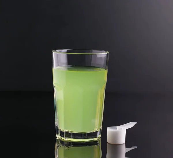 Πράσινο ποτό χρήσιμο για αθλητές σε μαύρο φόντο — Φωτογραφία Αρχείου