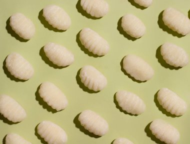 İtalyan yemeği. Yeşil arkaplanda geleneksel Gnocchi yemek kalıbı