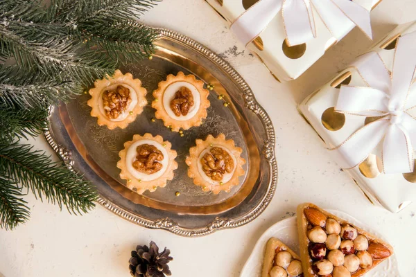 新年糖果的概念 有坚果和奶油在盘子里的饼干 从上面看 — 图库照片