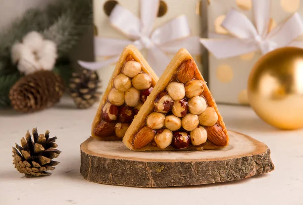 Рождественские сладости на светлом фоне с подарками. Печенье с орехами — стоковое фото