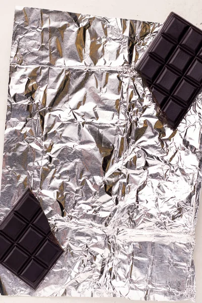 Mitades Rotas Chocolate Sobre Papel Aluminio Copiar Espacio — Foto de Stock