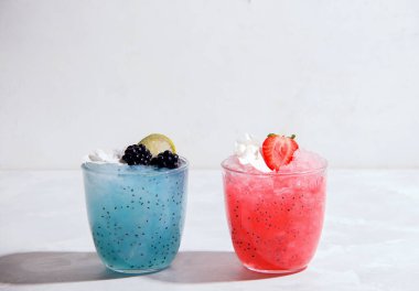 Gri arka planda dutlu tropik kokteyller. Boşluğu kopyala