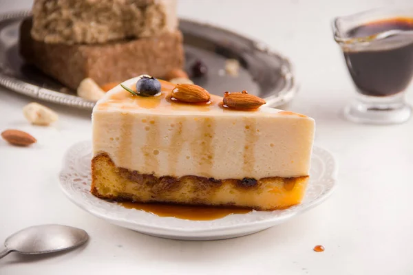 Dezert Cheesecake Karamelem Světlém Pozadí — Stock fotografie