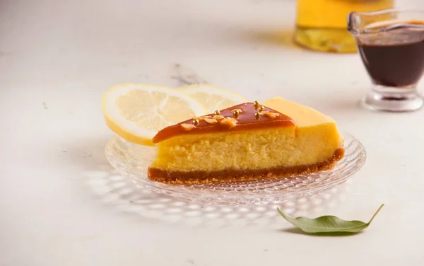 Sýrový koláč s karamelem na bílém talíři — Stock fotografie